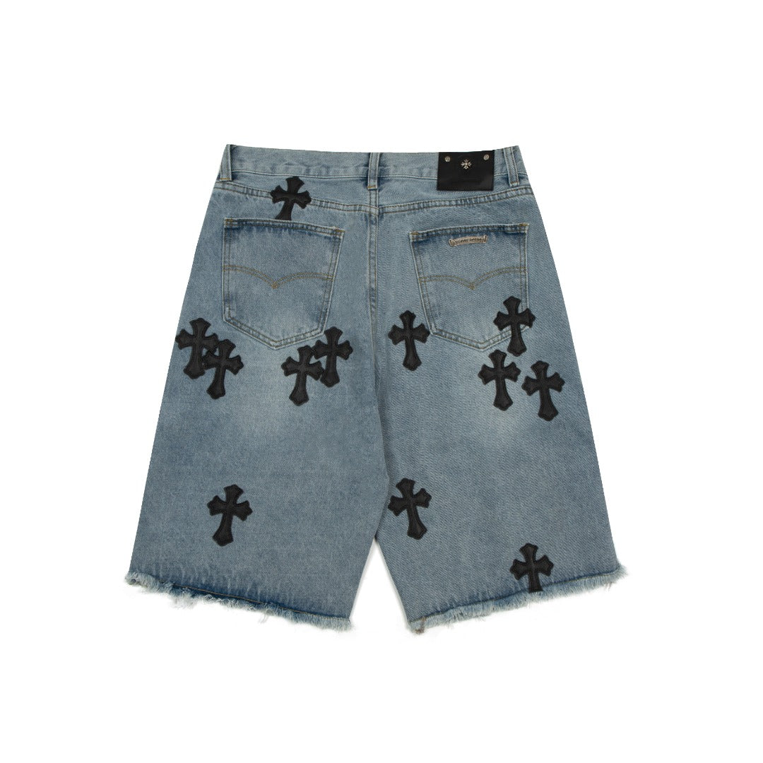 Short en jean délavé à motif cœurs chromés et croix noire
