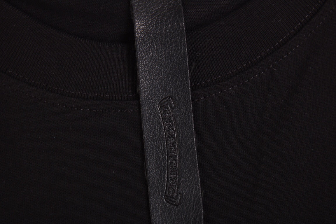 T-SHIRT NOIR ET ROSE AVEC LOGO DE FER À CHEVAL ET CŒURS CHROMÉS