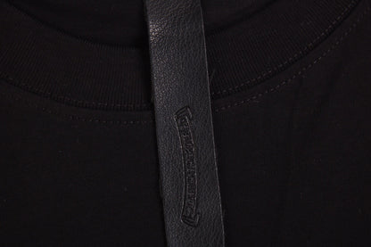 T-SHIRT NOIR ET ROSE AVEC LOGO DE FER À CHEVAL ET CŒURS CHROMÉS