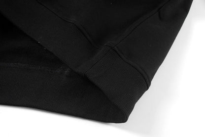 Sweat-shirt noir à cœurs chromés et croix blanche en laine