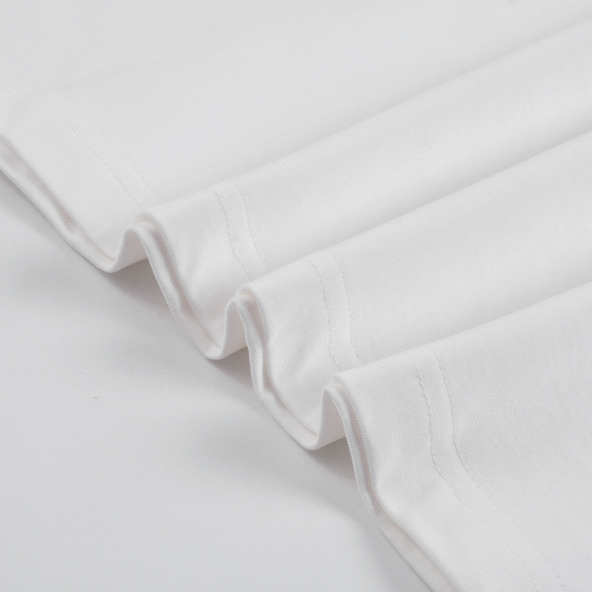 T-shirt blanc à croix noire et cœurs chromés