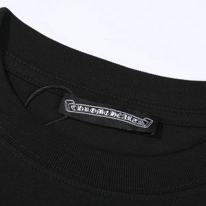 T-shirt noir à double croix et cœurs chromés