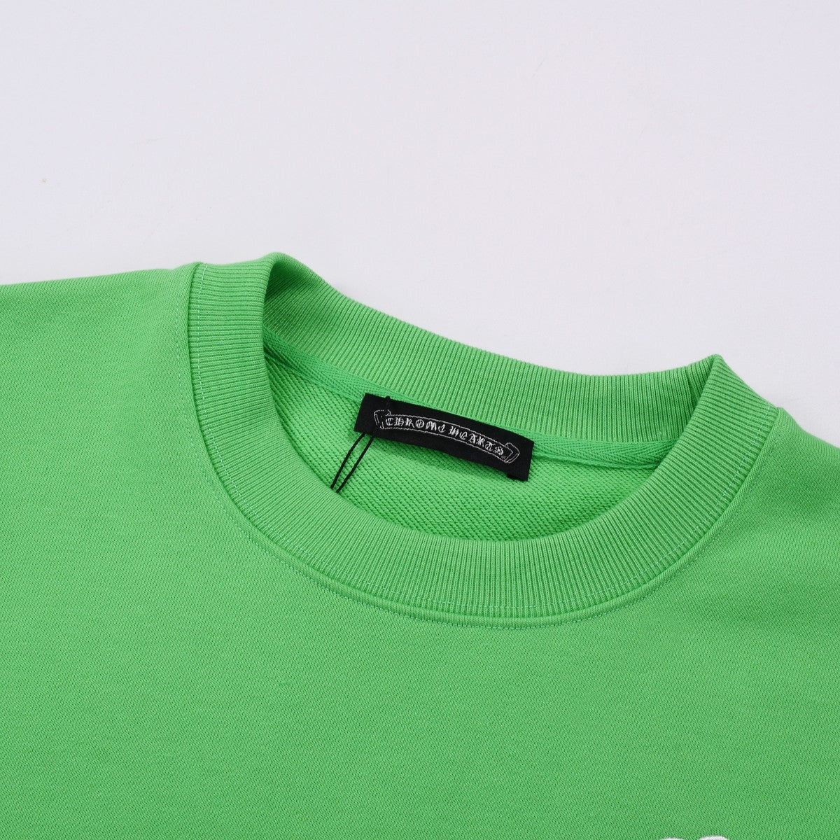 SWEAT-SHIRT VERT À CŒURS CHROMÉS ET CROIX BLANCHES