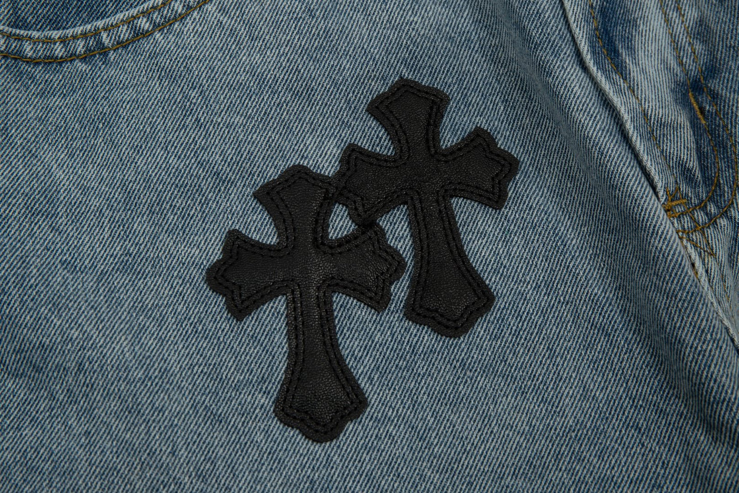 Short en jean délavé à motif cœurs chromés et croix noire