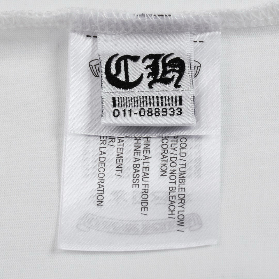 T-shirt blanc à croix noire et cœurs chromés