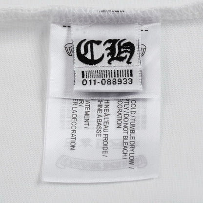 T-shirt blanc à croix noire et cœurs chromés