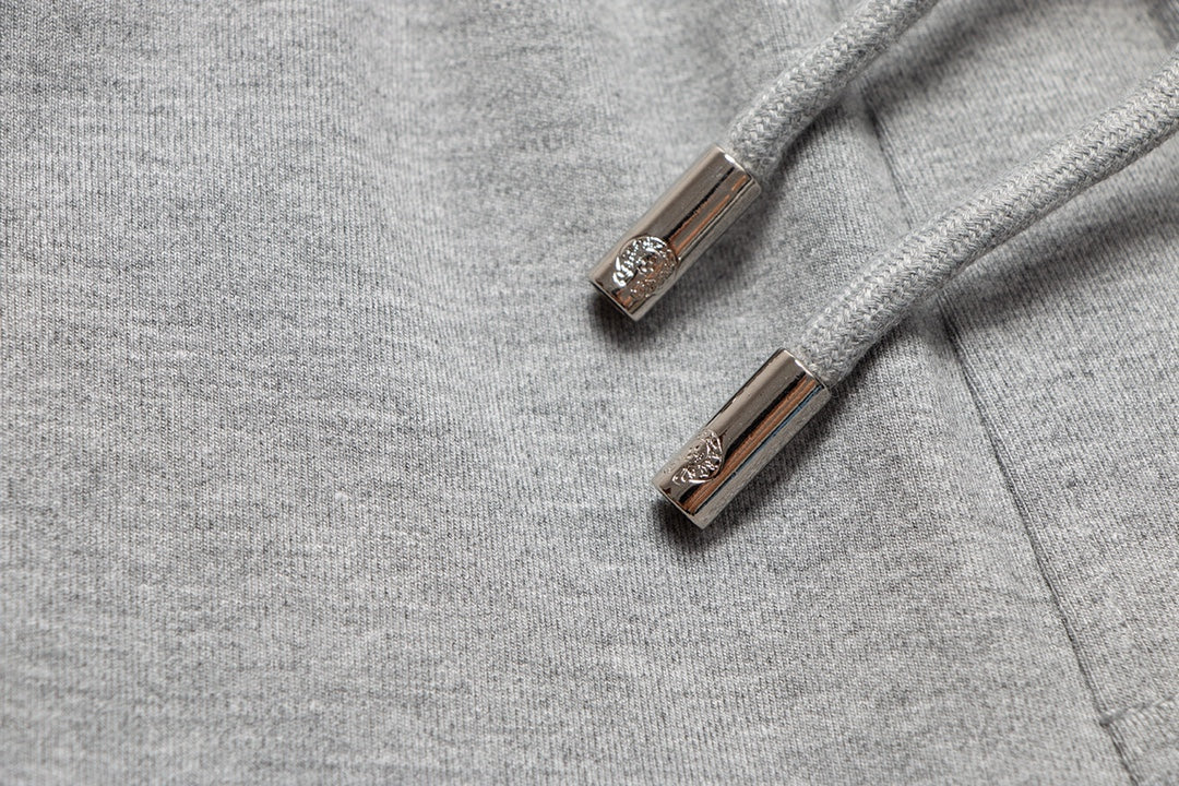 Short gris avec logo de fer à cheval et cœurs chromés 