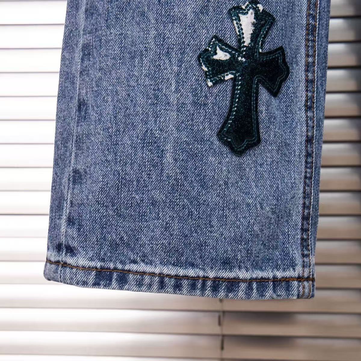 JEANS EN DENIM À ÉCUSSONS CROIX NOIRS CHROMÉS