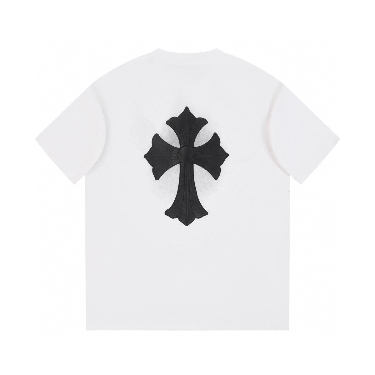 T-shirt blanc à croix noire et cœurs chromés