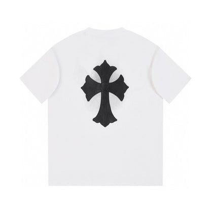 T-shirt blanc à croix noire et cœurs chromés