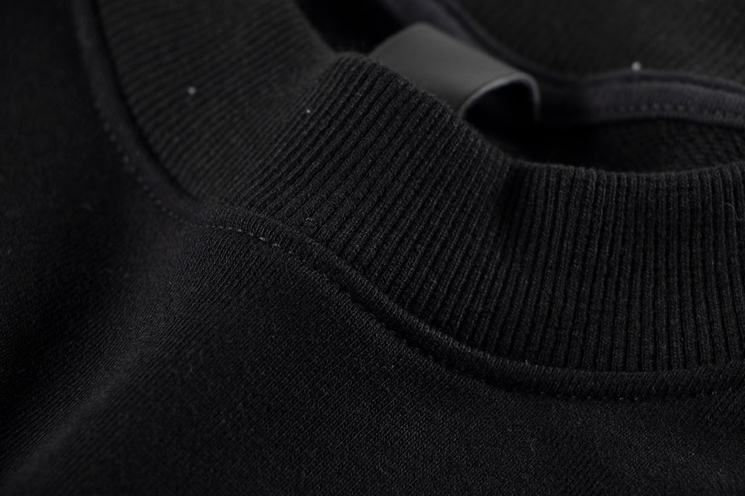 Sweat-shirt noir à cœurs chromés et croix blanche en laine