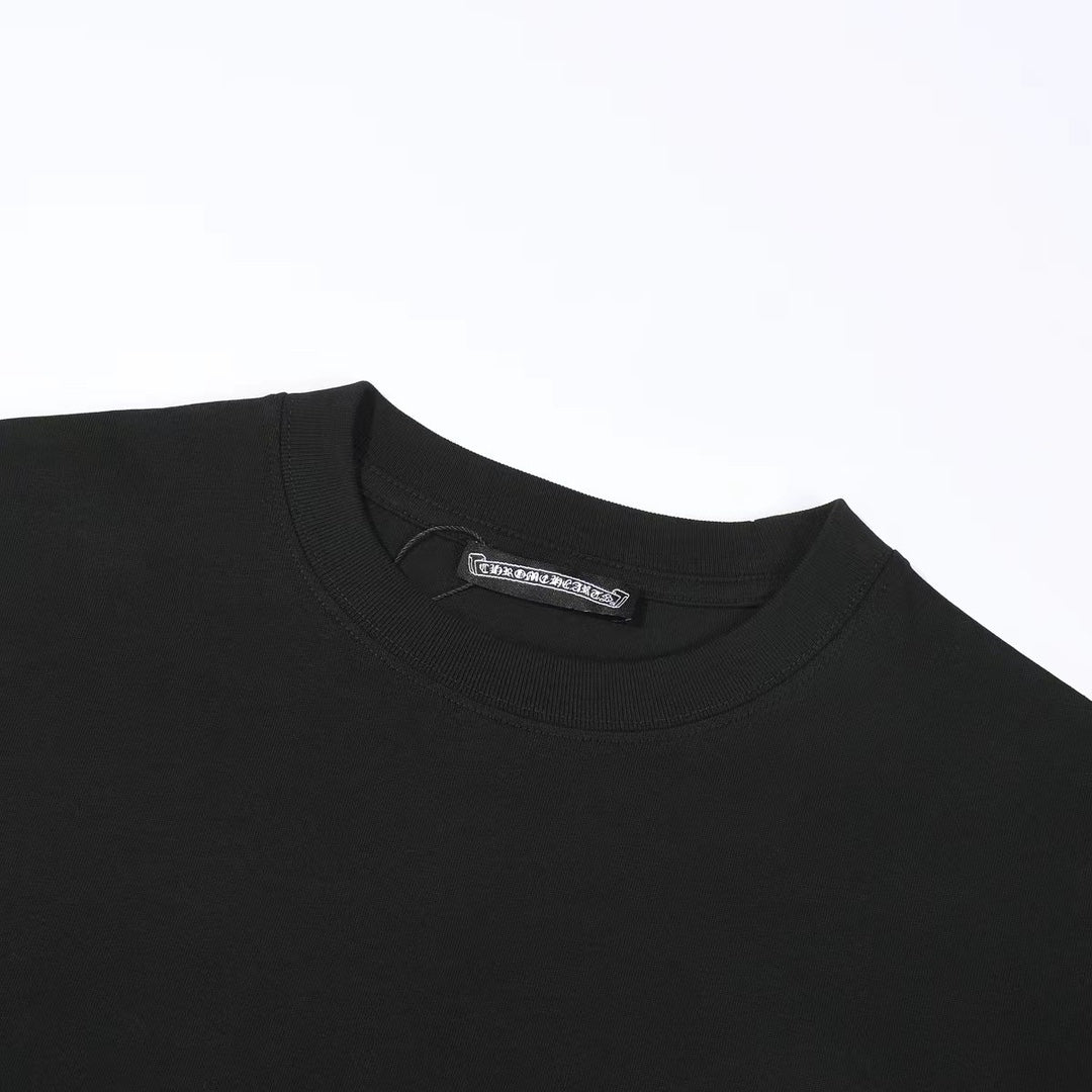 T-shirt noir à double croix et cœurs chromés