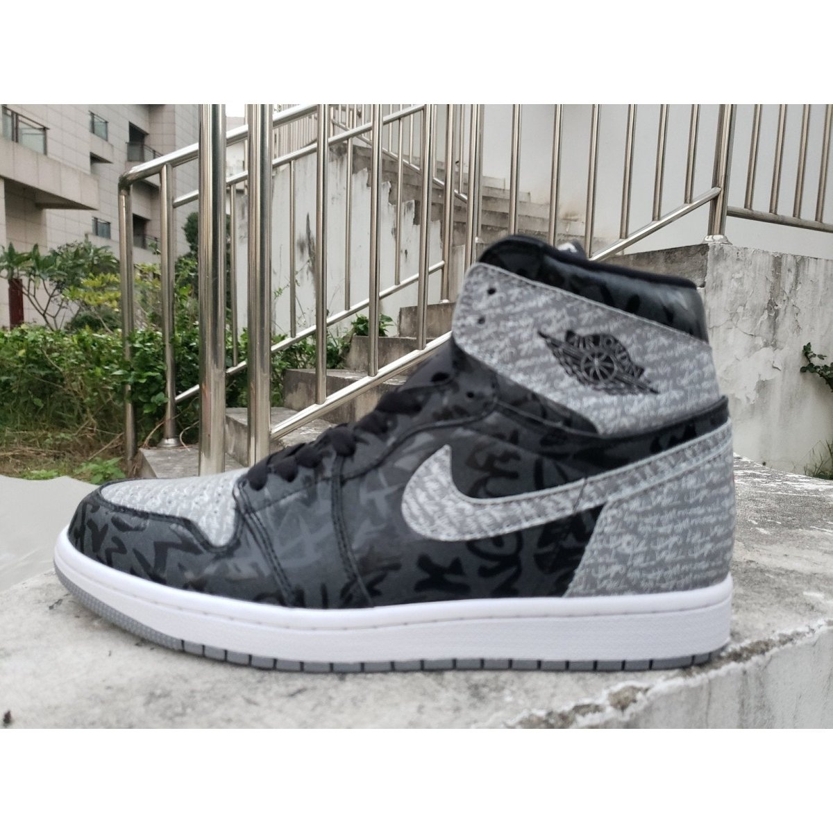 JORDAN 1 RETRO HIGH OG x REBELLIONAIRE 