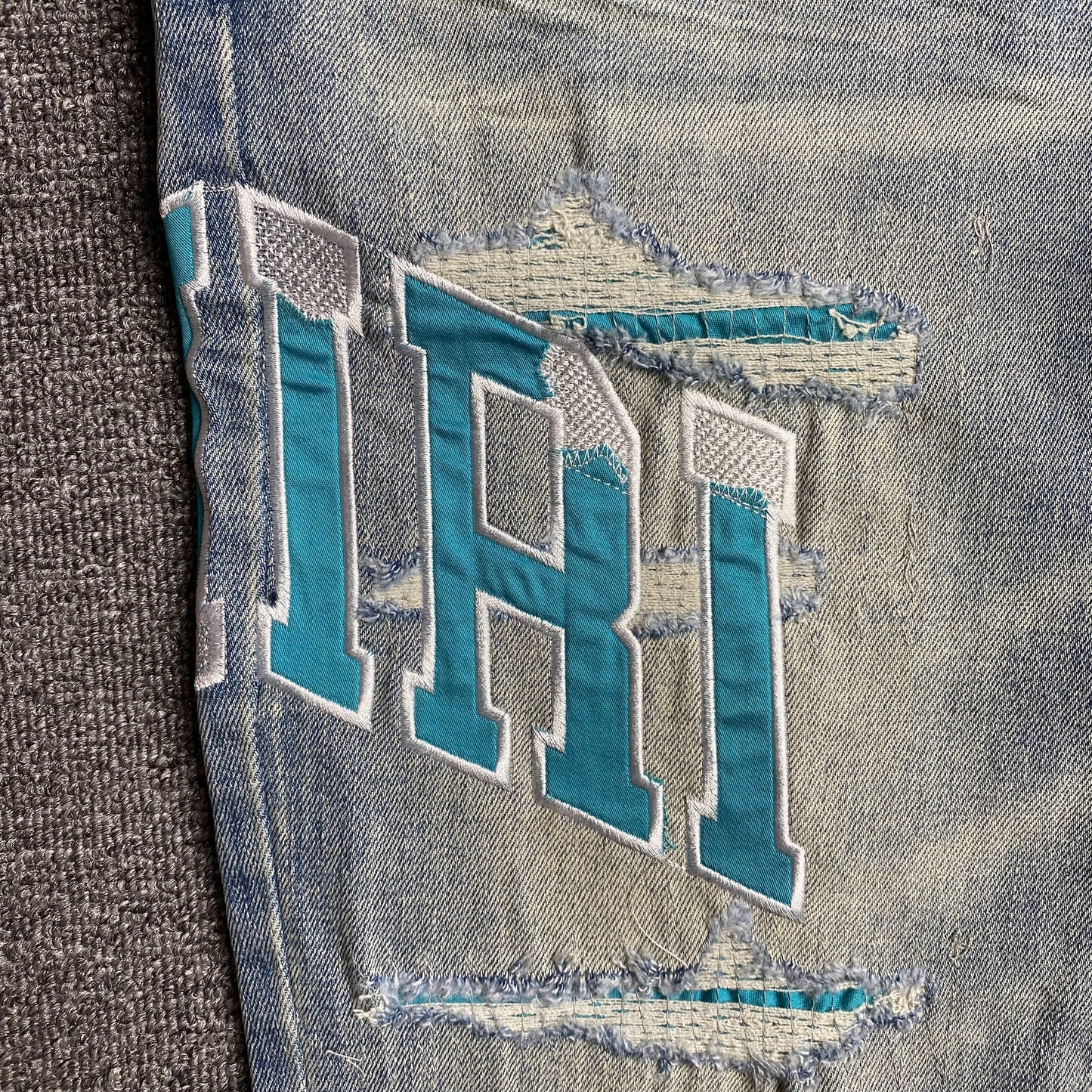 JEANS À LOGO UNIVERSITAIRE AMIRI