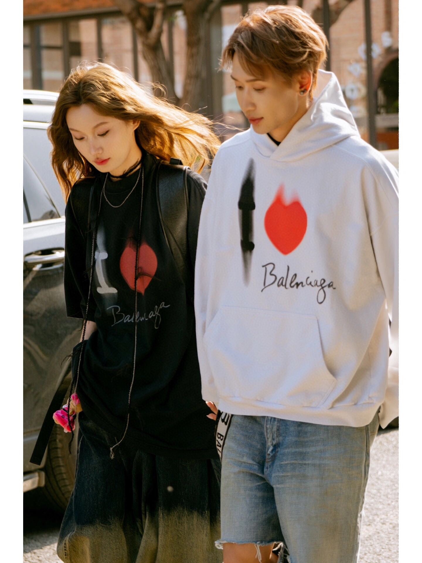 Sweat à capuche blanc Balenciaga avec motif « I Love »