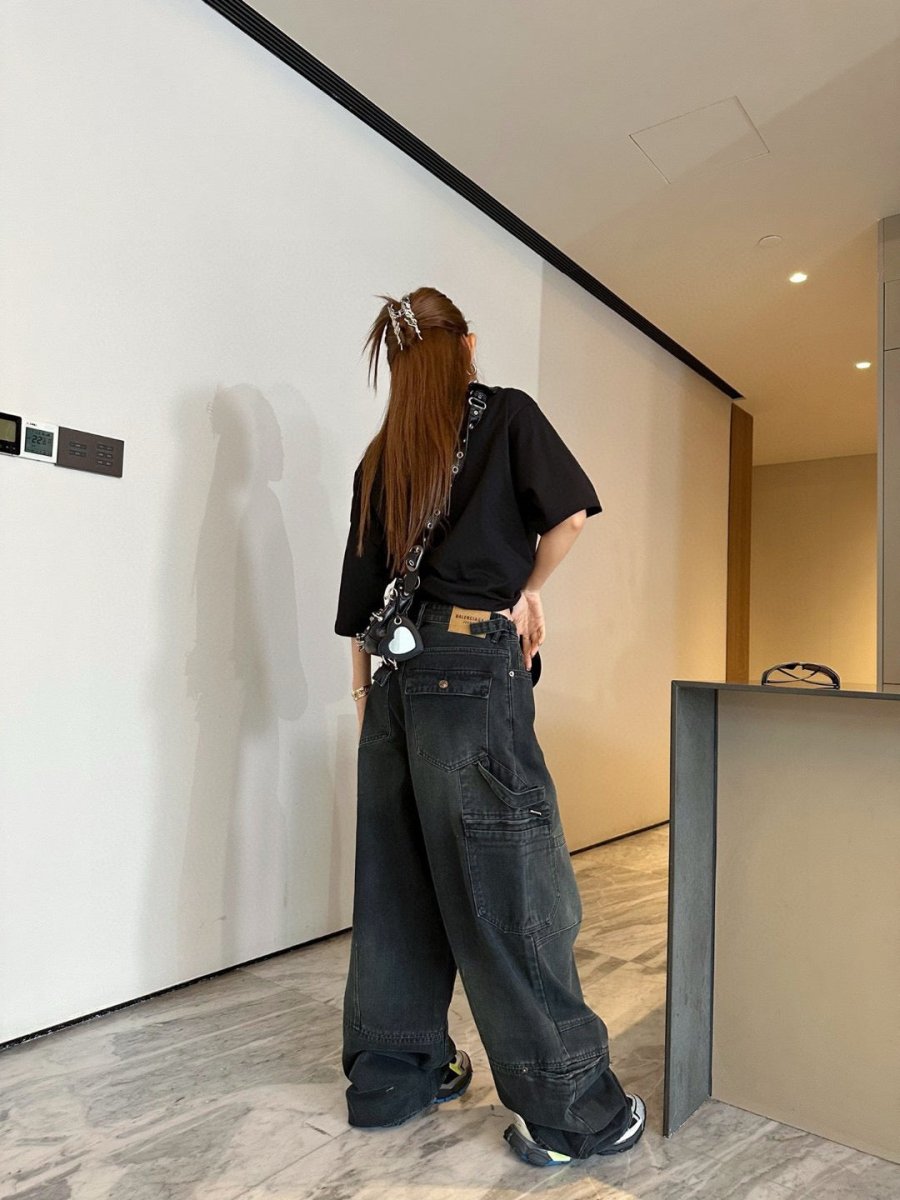 T-shirt noir Balenciaga avec détail d'étiquette