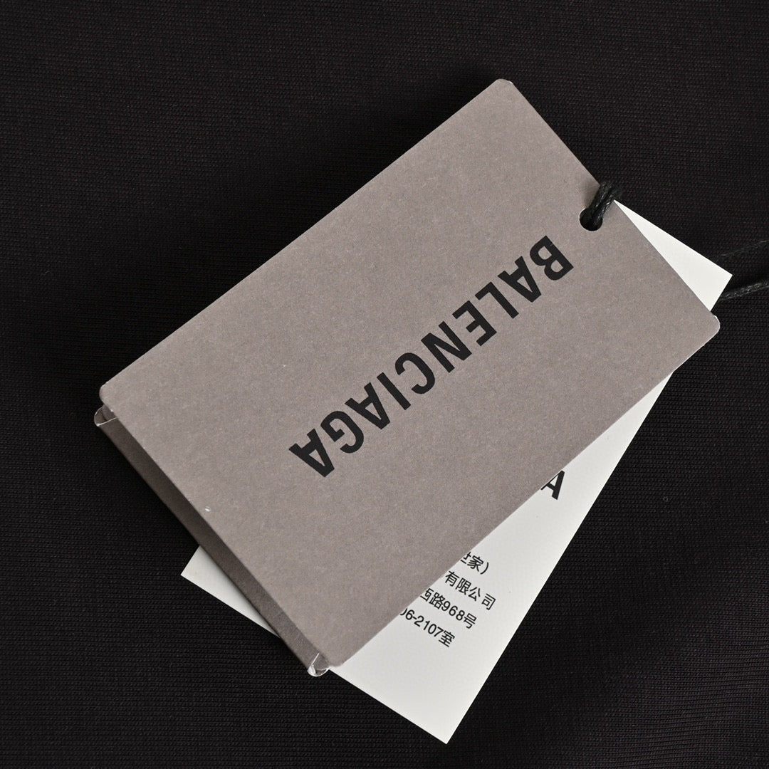 T-shirt noir Balenciaga avec détail d'étiquette