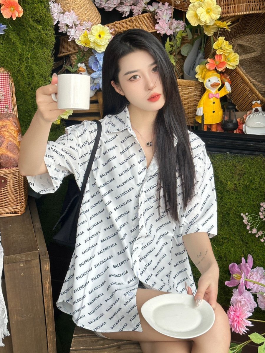 Chemise Balenciaga à imprimé logo intégral (blanche)