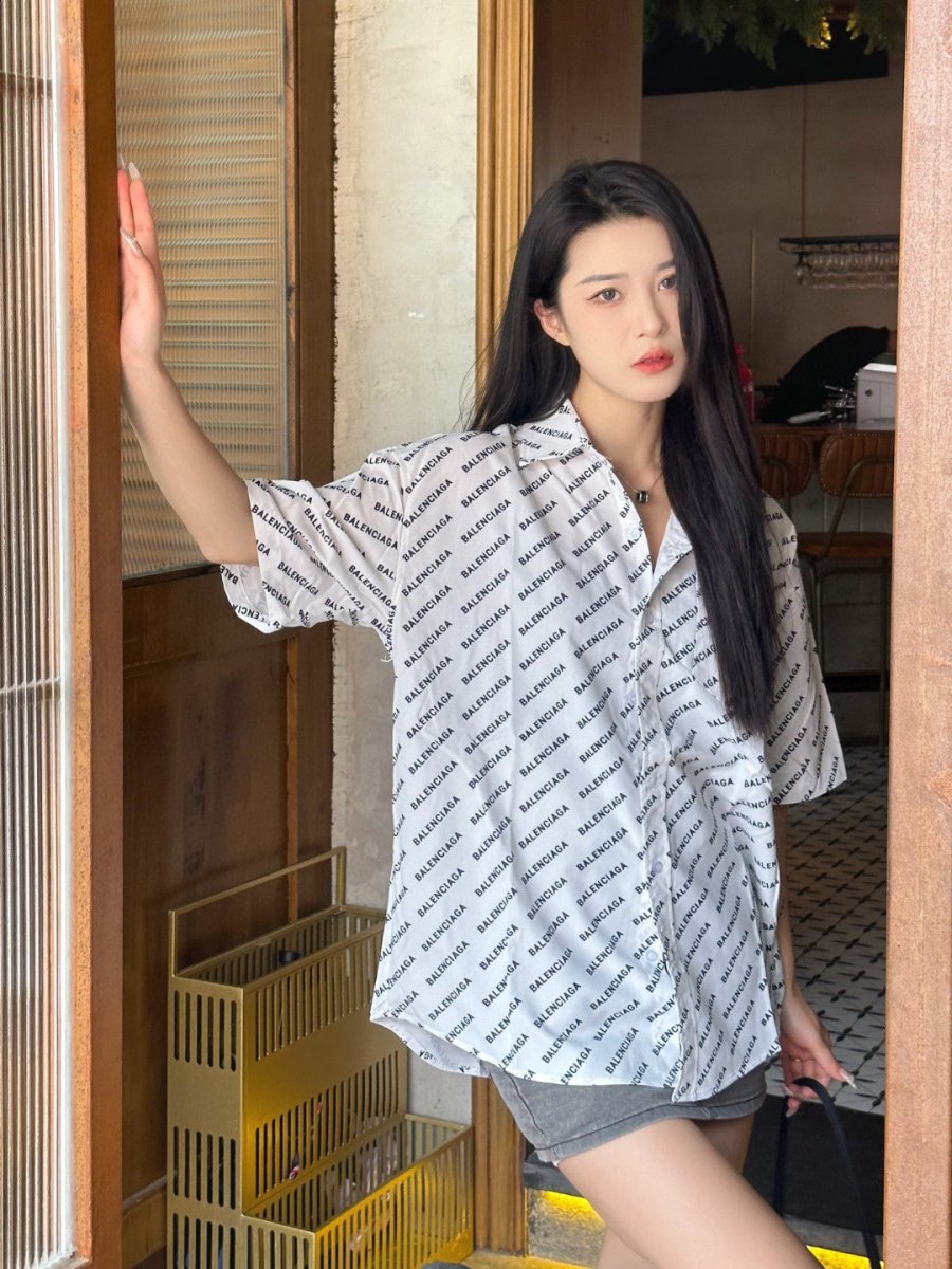 Chemise Balenciaga à imprimé logo intégral (blanche)