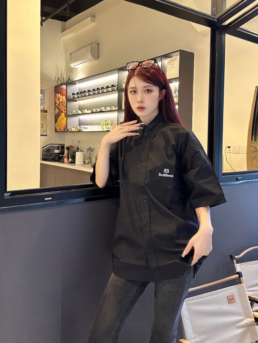 Chemise de la campagne Balenciaga « Be Different »