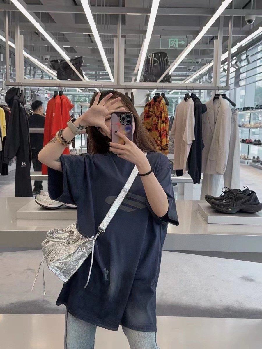 T-shirt Balenciaga à logo vieilli