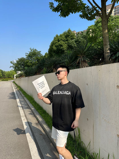 T-shirt Balenciaga à logo peint à la bombe (noir)