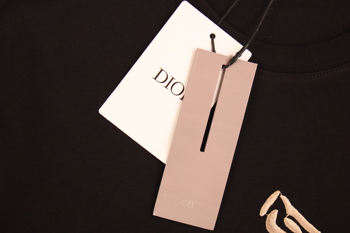 T-shirt Dior avec outils et logo