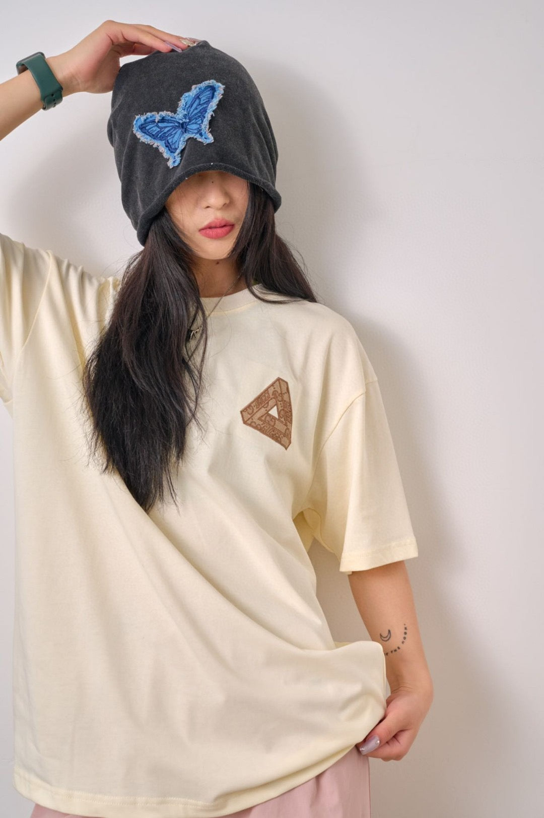 T-shirt beige Gucci à logo triangulaire