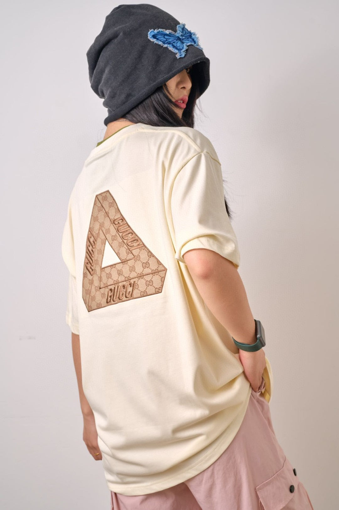 T-shirt beige Gucci à logo triangulaire