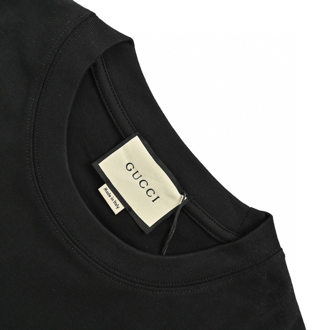 T-shirt noir Gucci à logo triangulaire