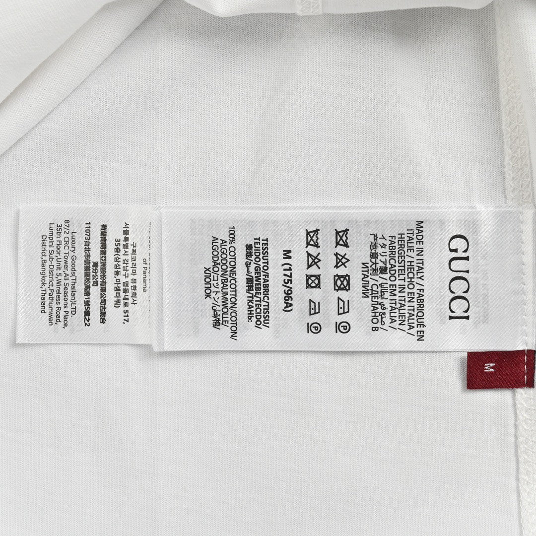 T-shirt blanc Gucci avec écusson logo vertical bleu