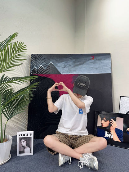 T-shirt blanc Gucci avec écusson logo vertical bleu