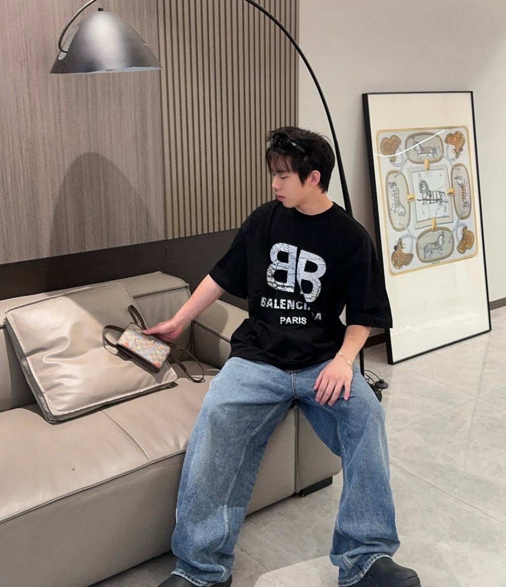 T-shirt Balenciaga à logo « BB » craquelé (noir)