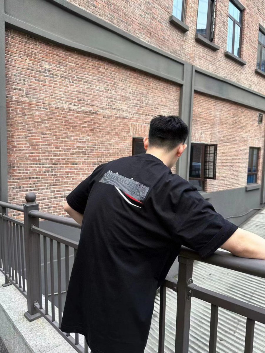 T-shirt Balenciaga avec logo brodé (noir)