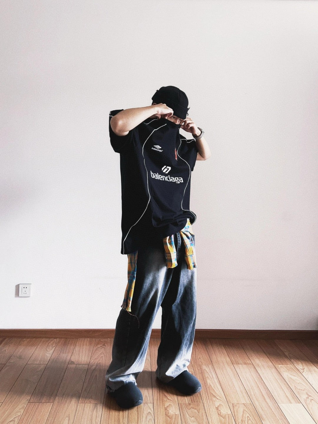 T-SHIRT NOIR AVEC LOGO DE FOOTBALL BALENCIAGA