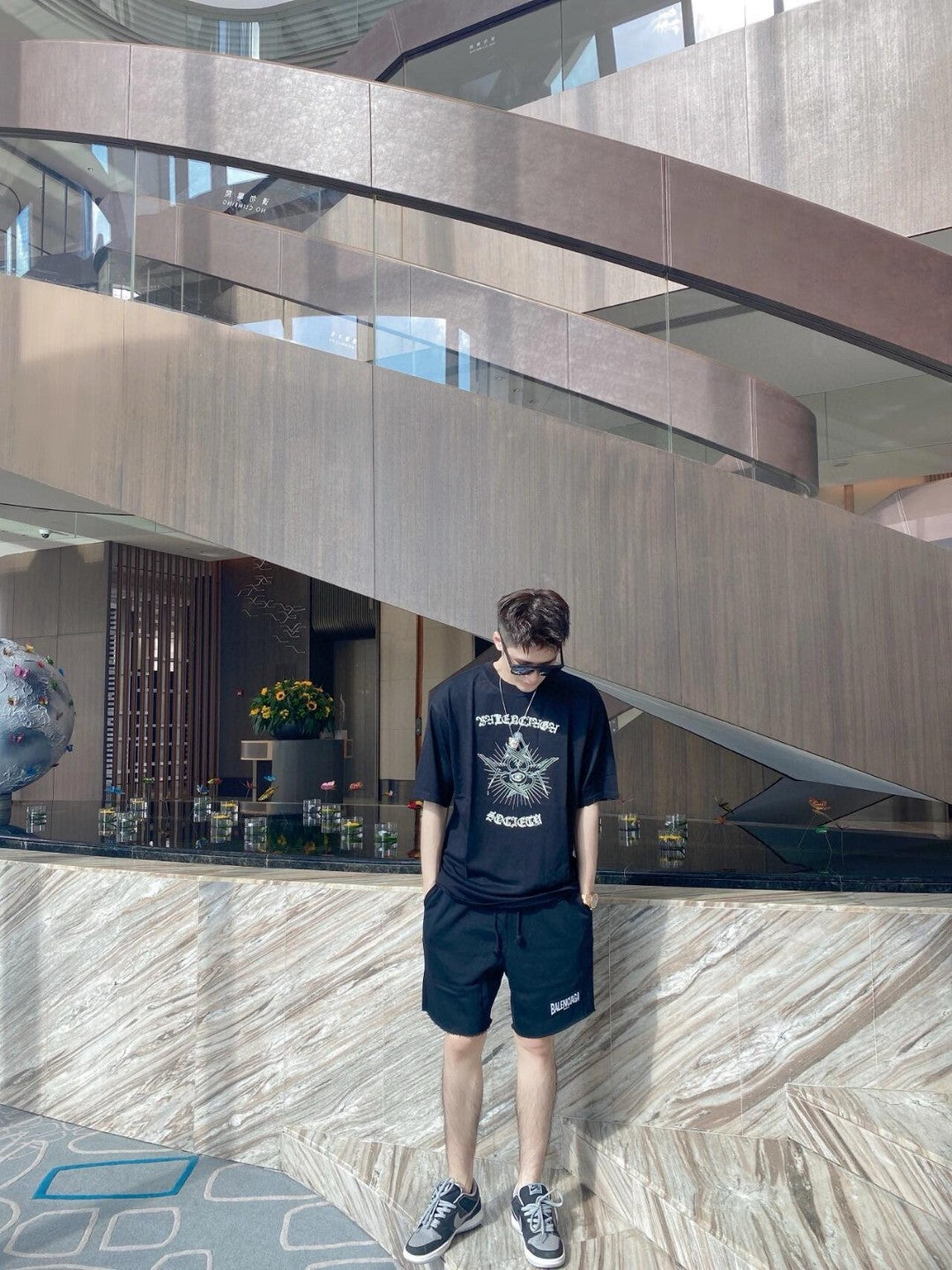 T-shirt noir Balenciaga Society avec motif blanc