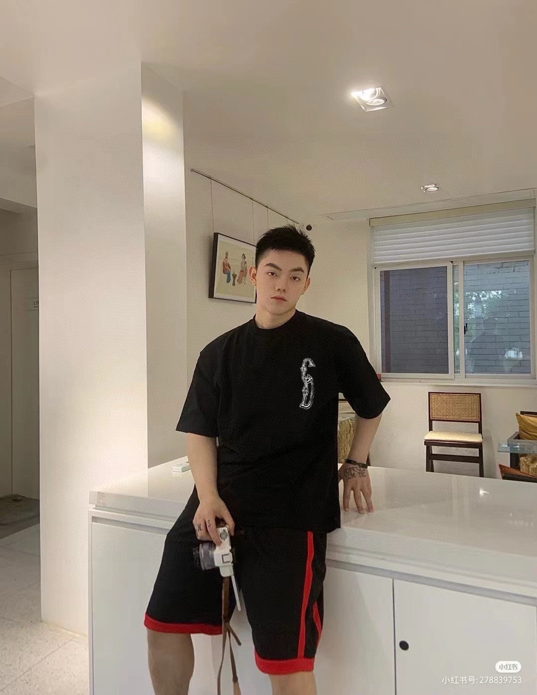 T-shirt Dior avec logo CD brodé (noir)