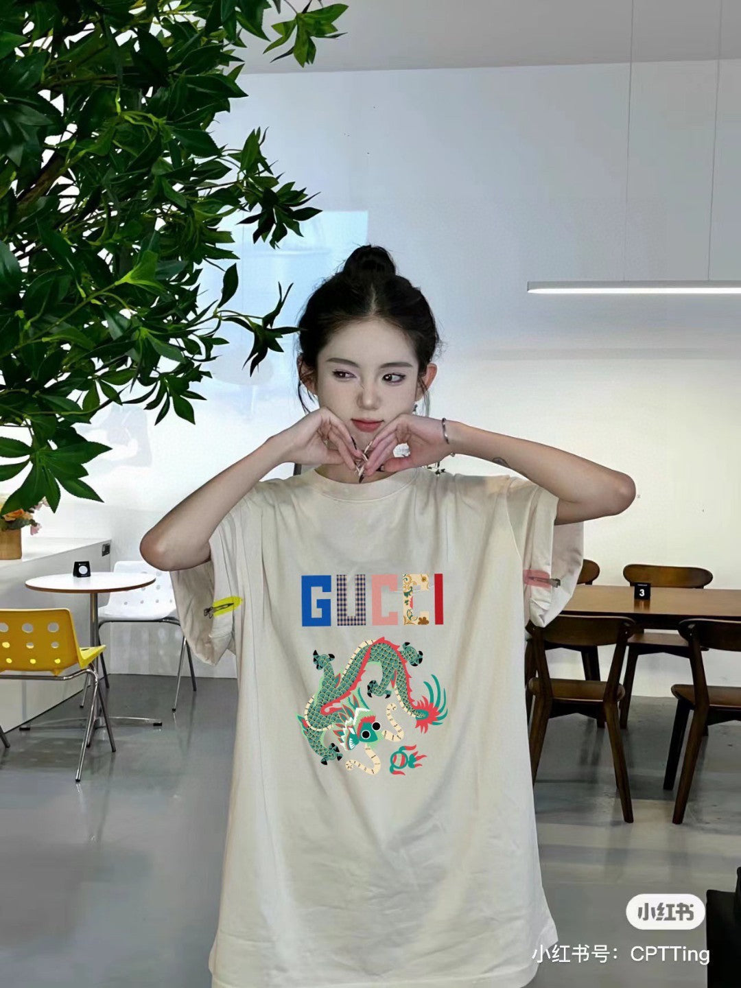 T-shirt graphique Gucci Dragon (Beige)