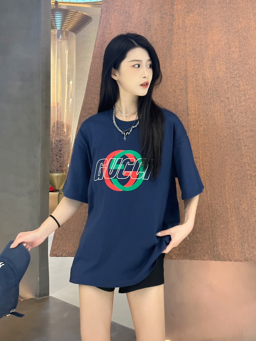 T-shirt Gucci bleu marine avec logo superposé