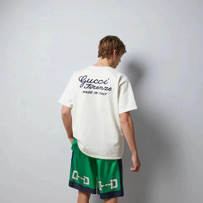 T-shirt blanc Gucci avec logo en écriture cursive