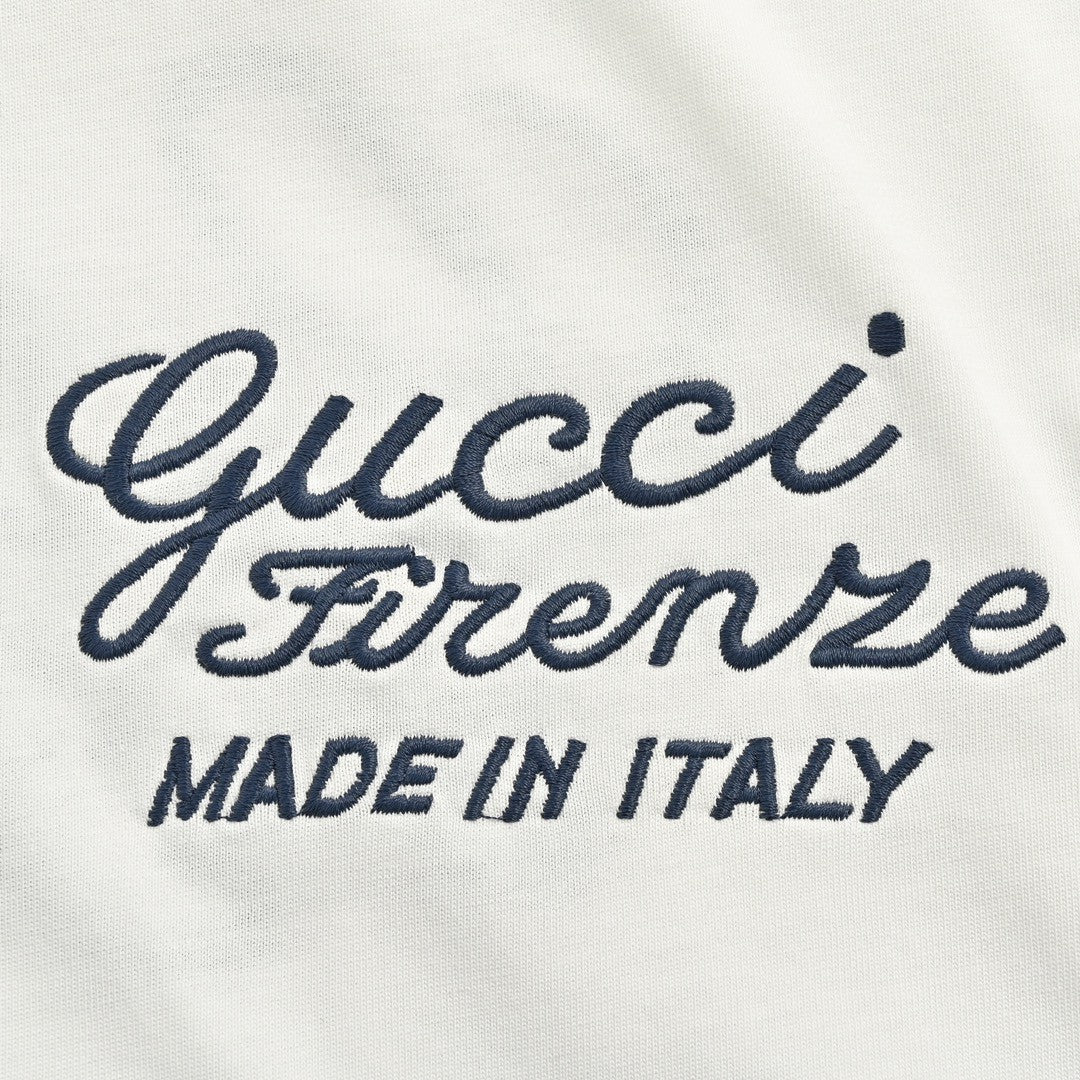 T-shirt blanc Gucci avec logo en écriture cursive