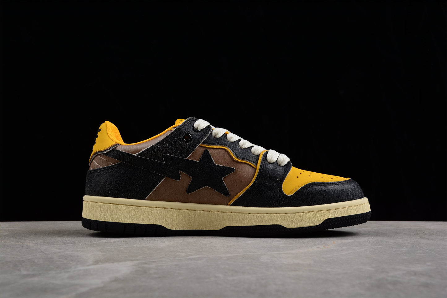 Baskets basses BAPE STA noires et jaunes