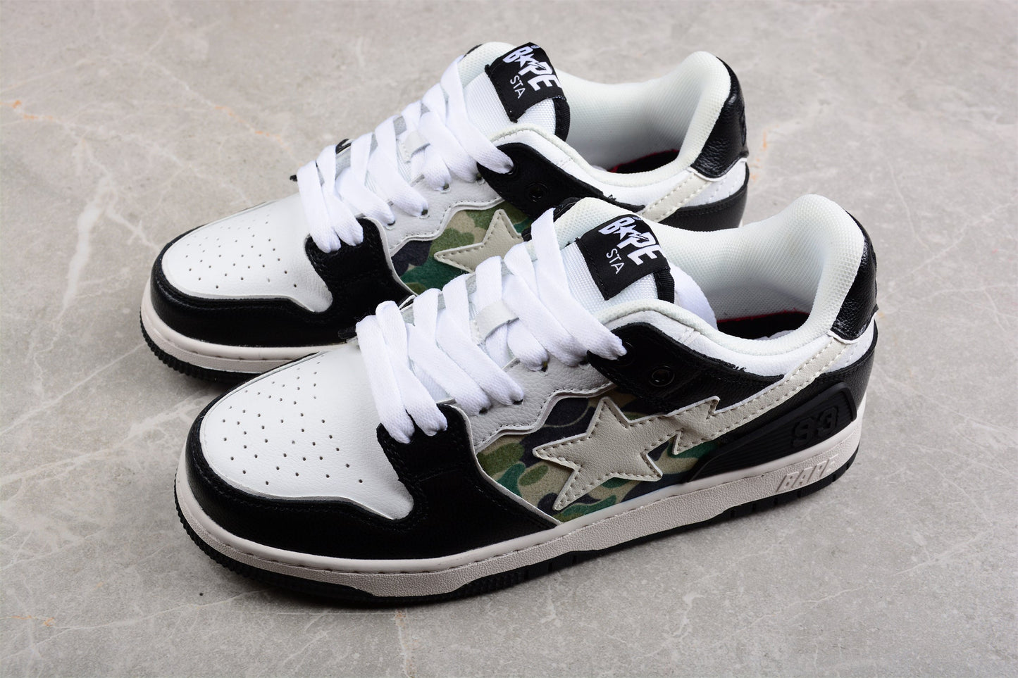 Baskets basses BAPE STA en noir, blanc et camouflage