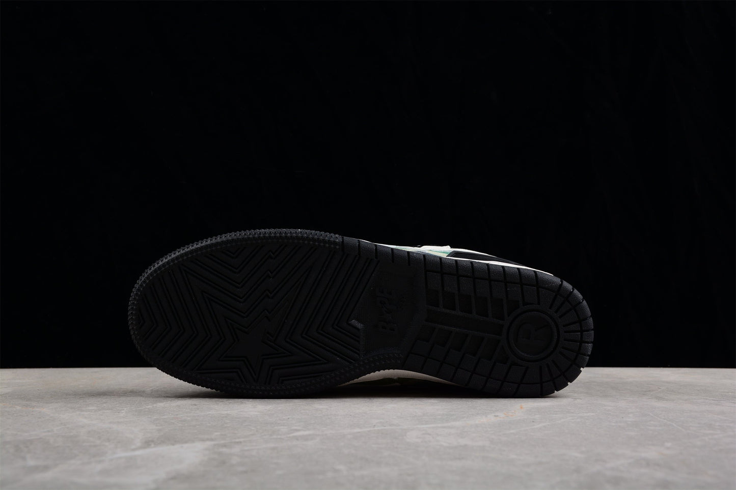 Baskets basses BAPE STA en noir, blanc et camouflage