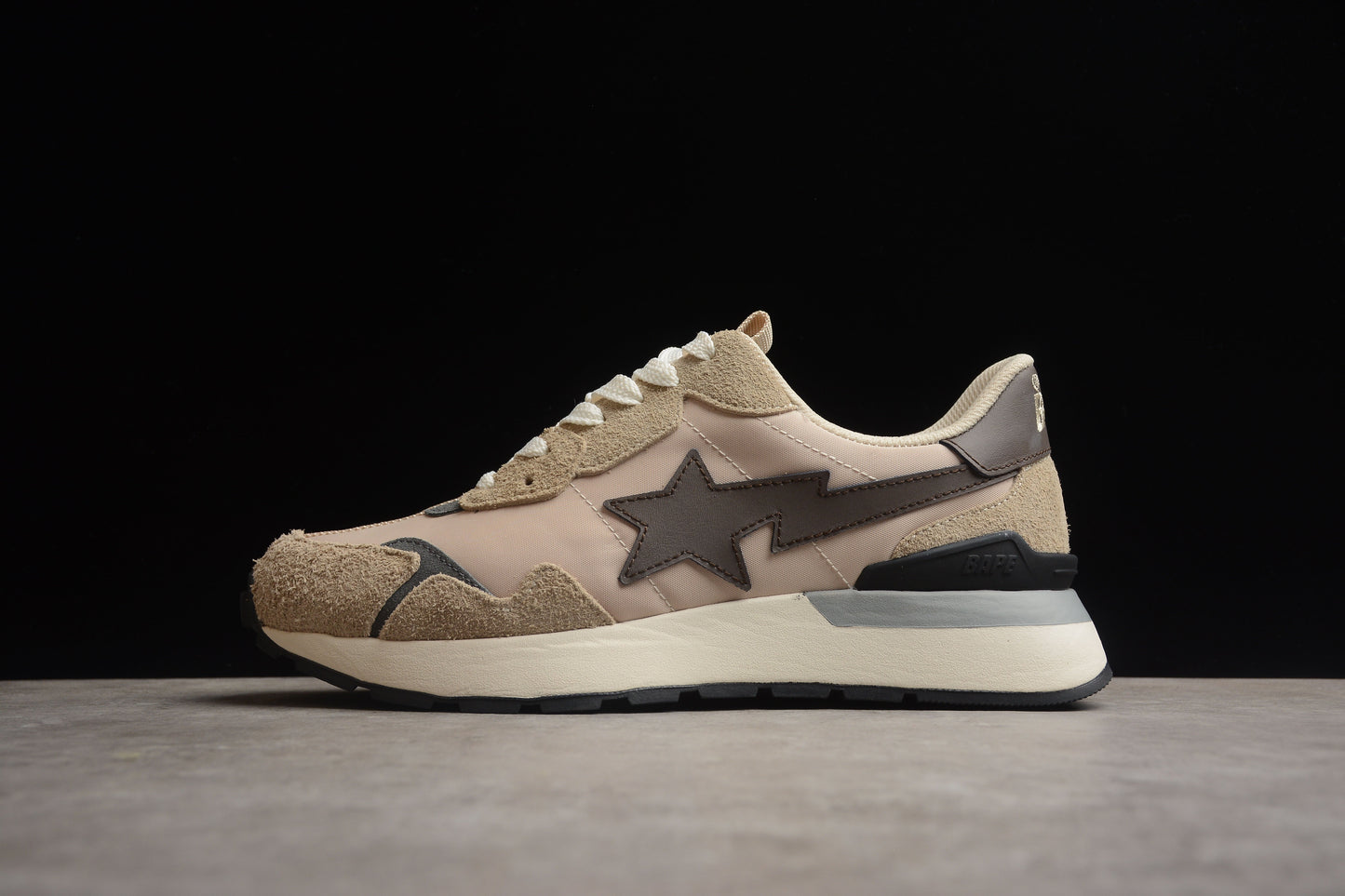 Baskets BAPE STA Retro Runner beiges et marron