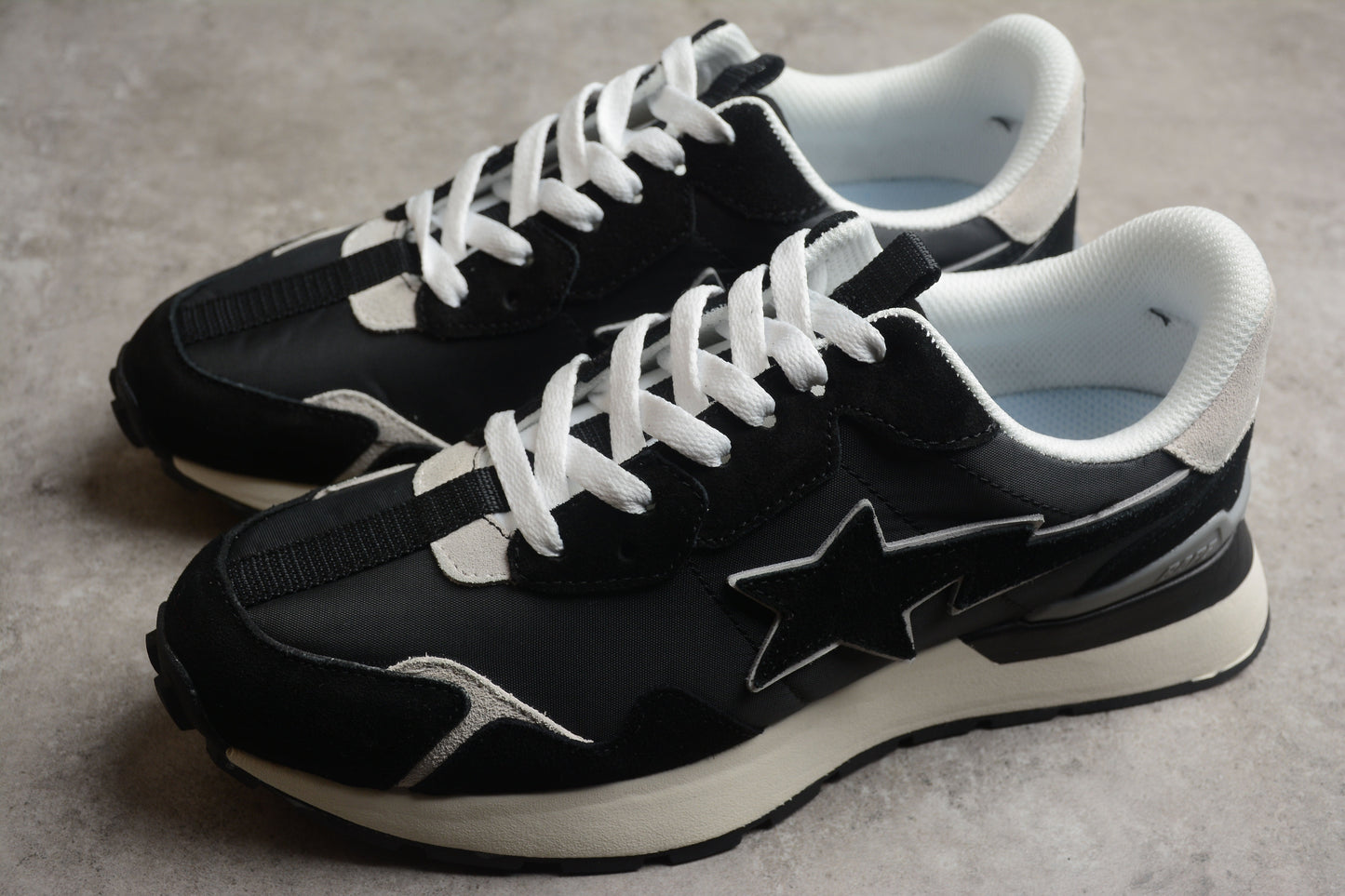 Baskets BAPE STA Retro Runner noires et blanches