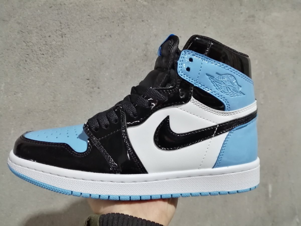 JORDAN 1 RETRO HIGH x UNC BREVET 