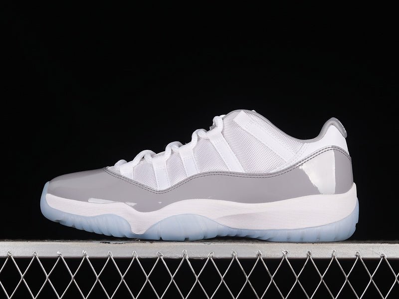 AIR JORDAN 11 RETRO LOW BLANC/BLEU UNIVERSITÉ