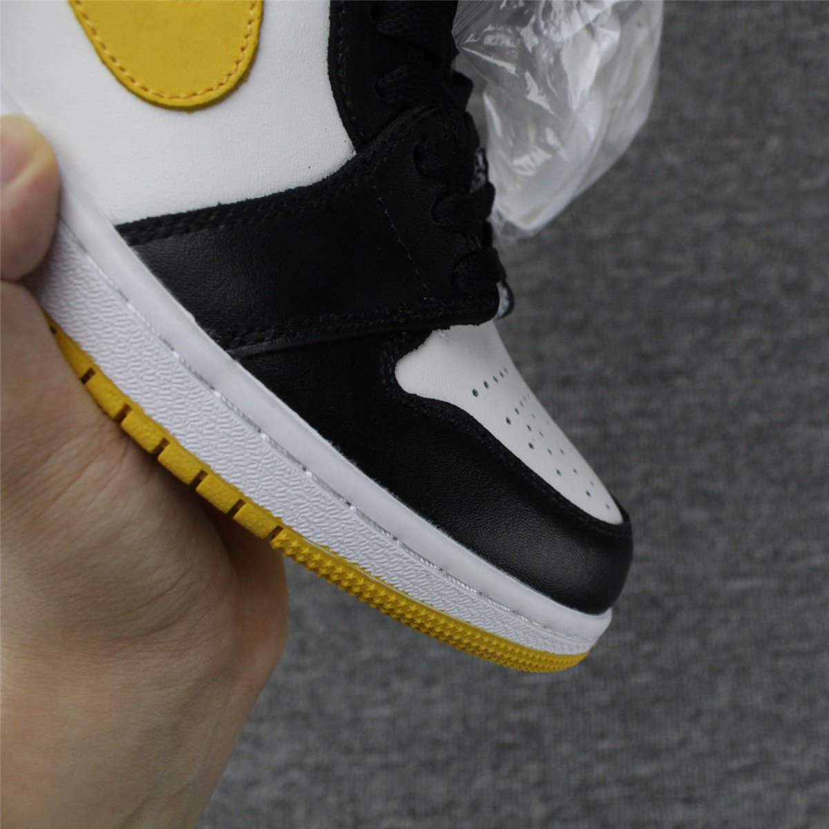 JORDAN 1 RETRO HIGH x YELLOW OCHRE