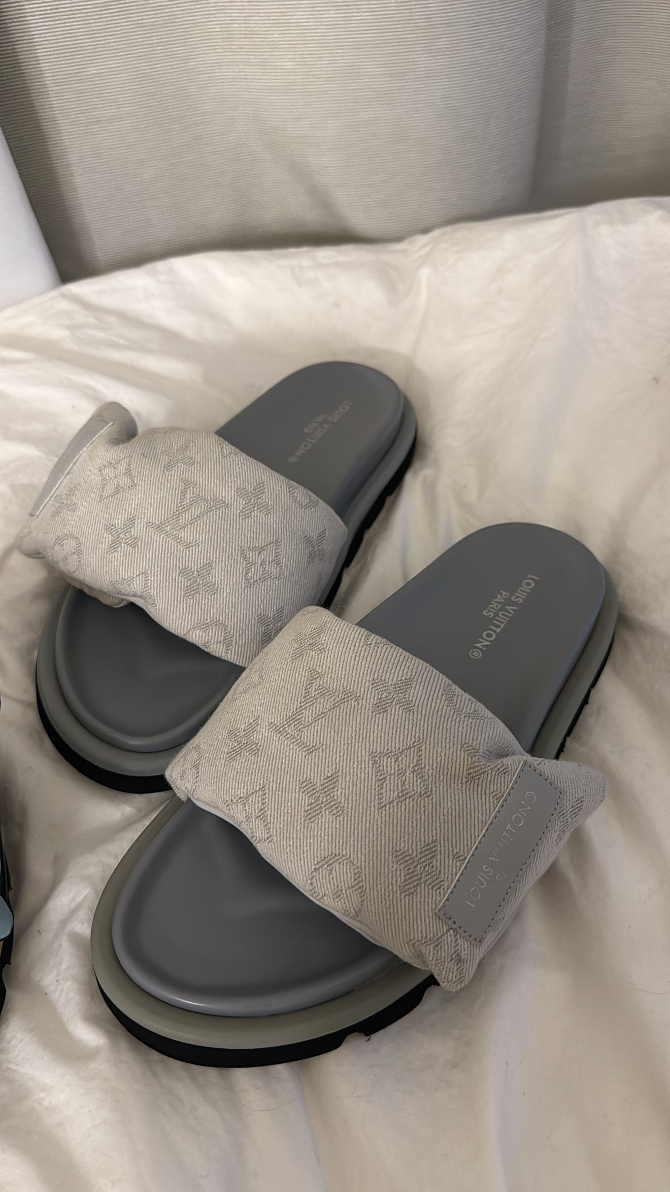 LV PILLOW MULE GRIS